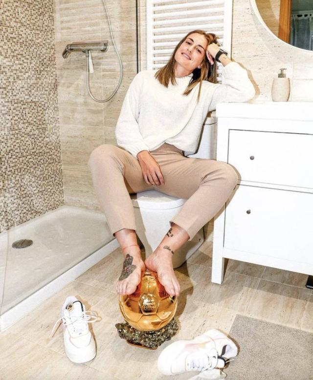 KOK体育APP-哈维：梅西拿金球奖是足球的正义，不排除执教女足